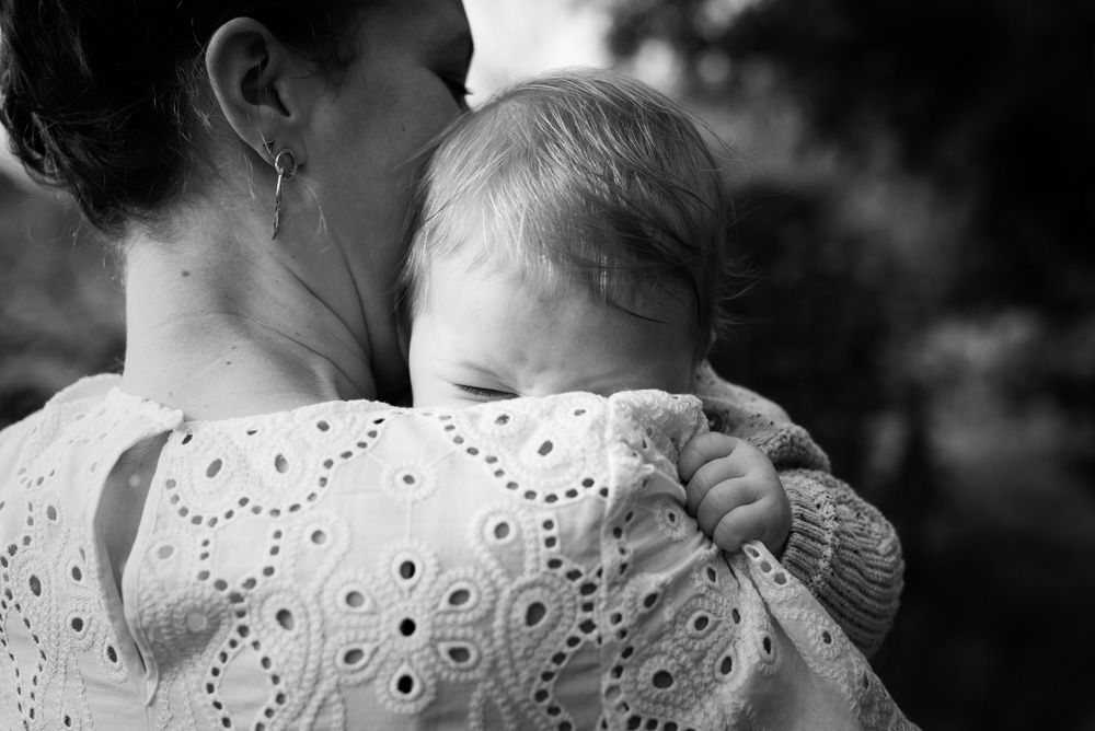 Agrippé à maman