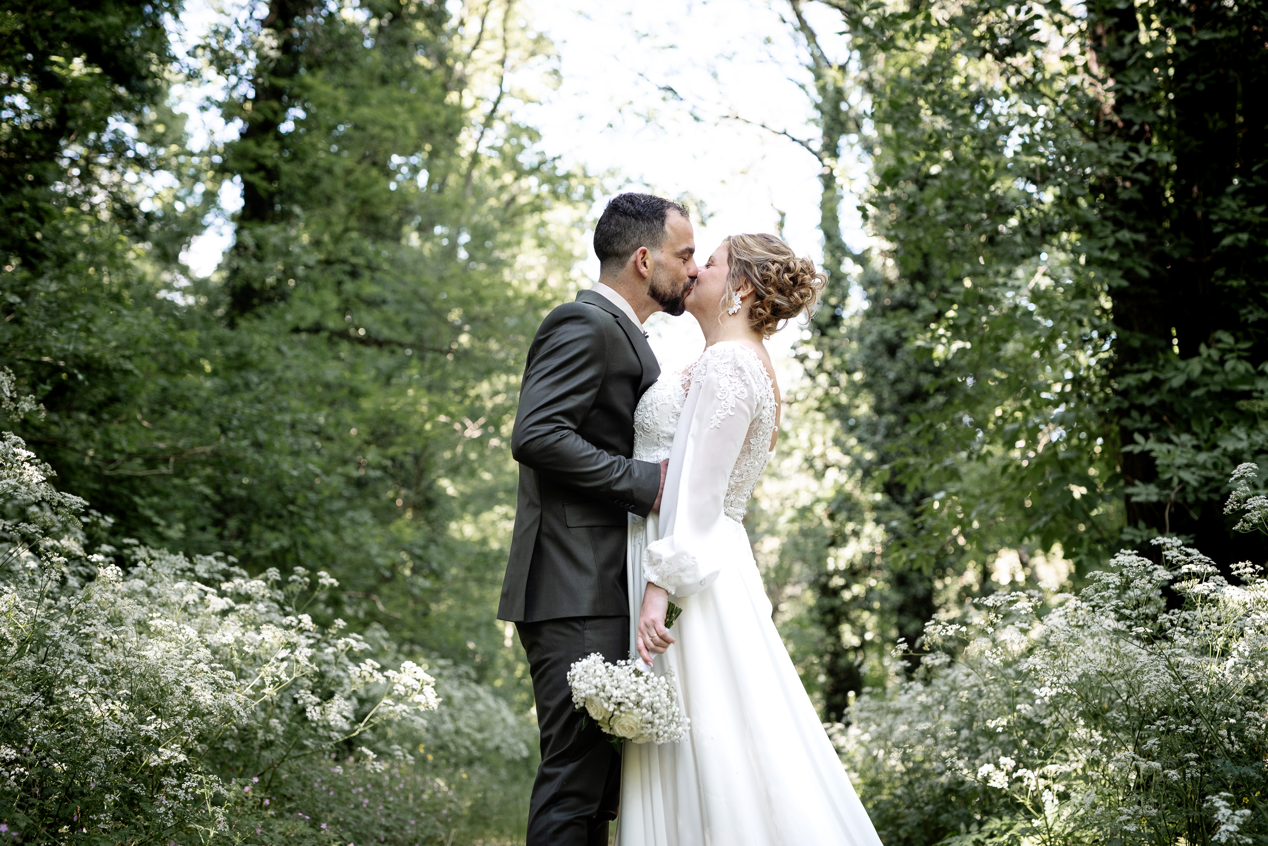 Photos de couple dans la forêt mariage