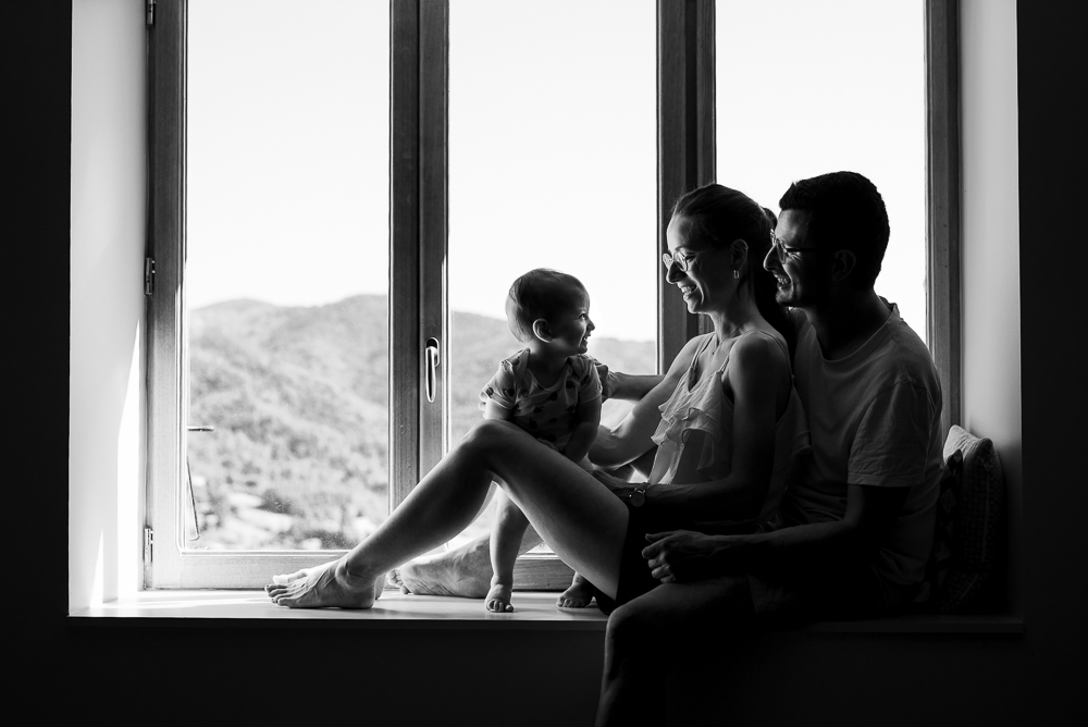 Portrait de famille devant la fenêtre