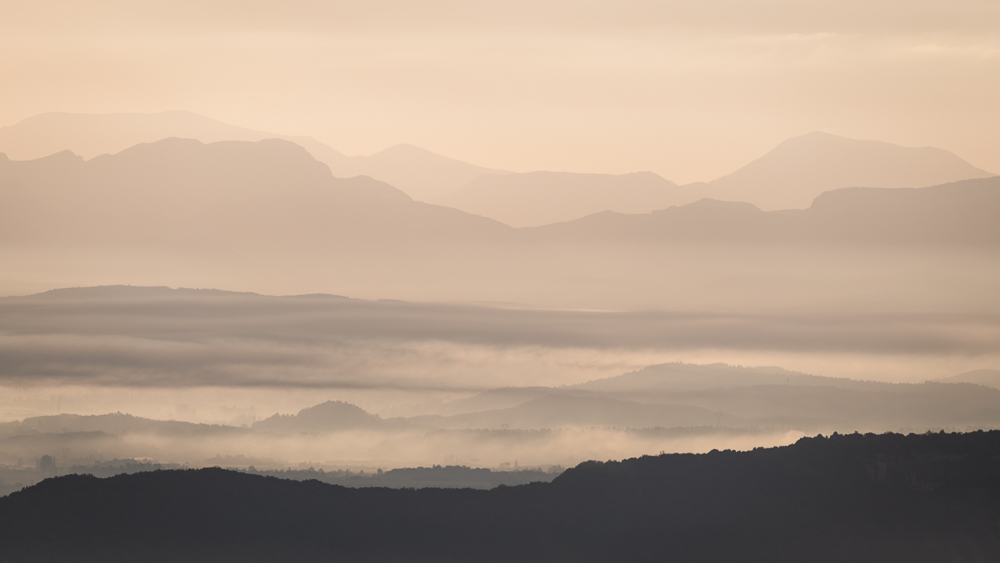 Lever de soleil pastel sur la forêt de Saoû