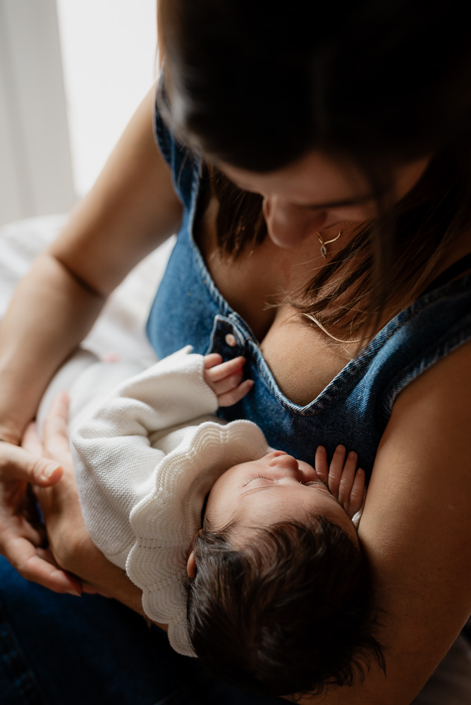Bébé dans les bras de maman